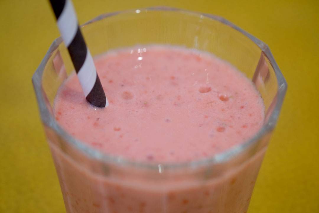 Deilig cocoshake med jordbær.