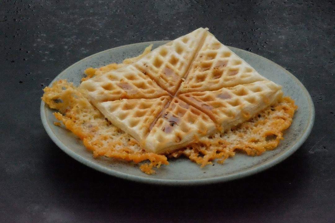 Ostesmørbrød laget av butterdeig og cheddar. Så godt med trøffelhonning til.