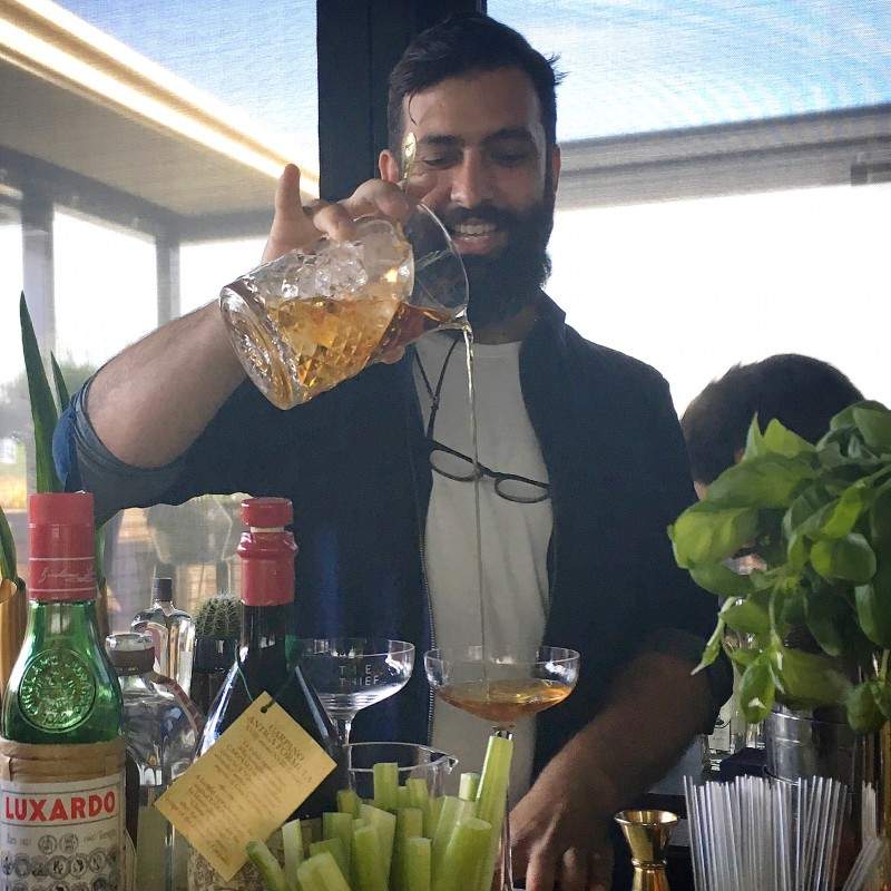 Alex Ruas lager Martinez med genever.