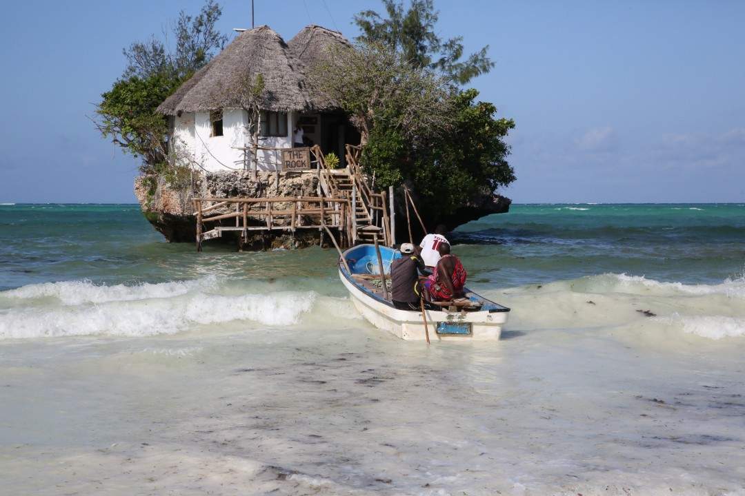 The Rock på Zanzibar. Når det er høyvann må man ta båt ut til restauranten.