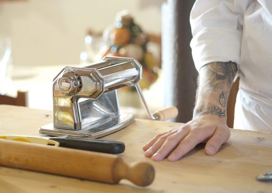 På matkurs utenfor Reggio Emilia lagde vi ravioli, dog med spinatfyll. Fremgangsmåten er den samme. Studer bilden og se hvordan du kjevler, bretter og fyller ravioli her.