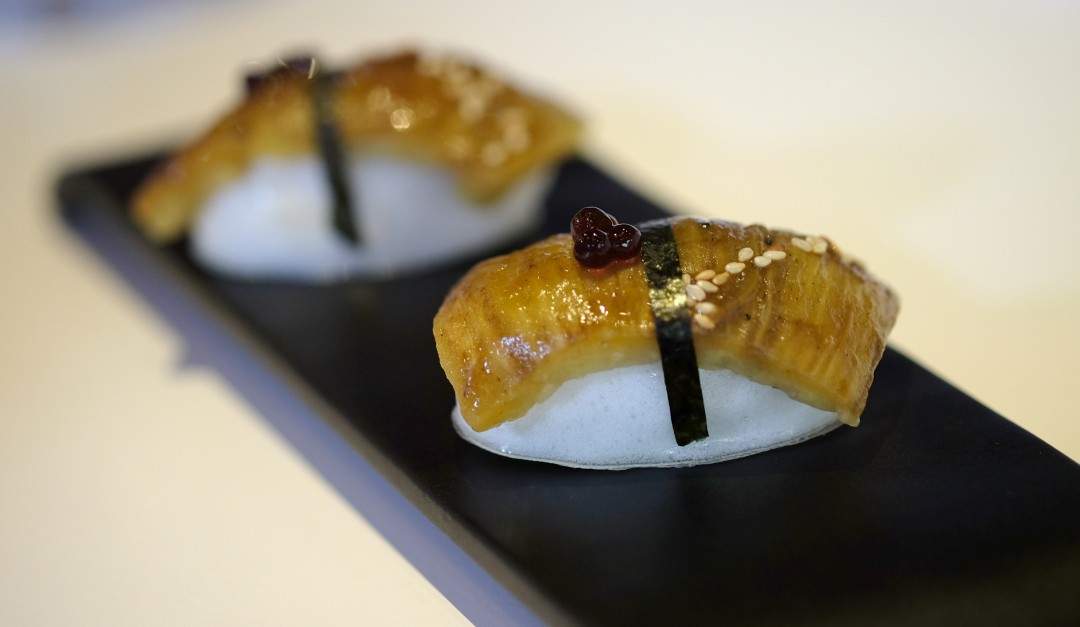 "Nigiri sushi" laget av sitronmarengs og røkt aubergin. Den smelter bort i munnen som et herlig kyss.