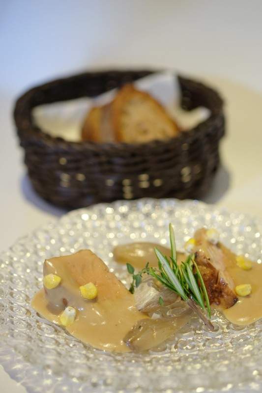 Foie gras med escabech-saus, mais, rosmarin og fransk løk.