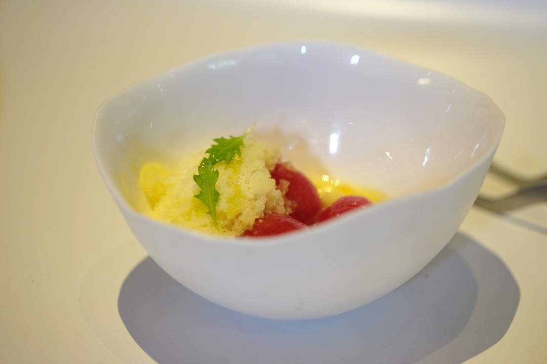 Kumquat-salat med cherrytomater og granita.