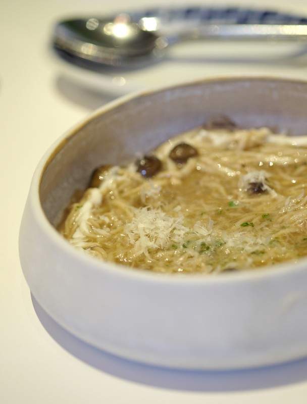 Pasta laget av fersk sopp med parmesan.