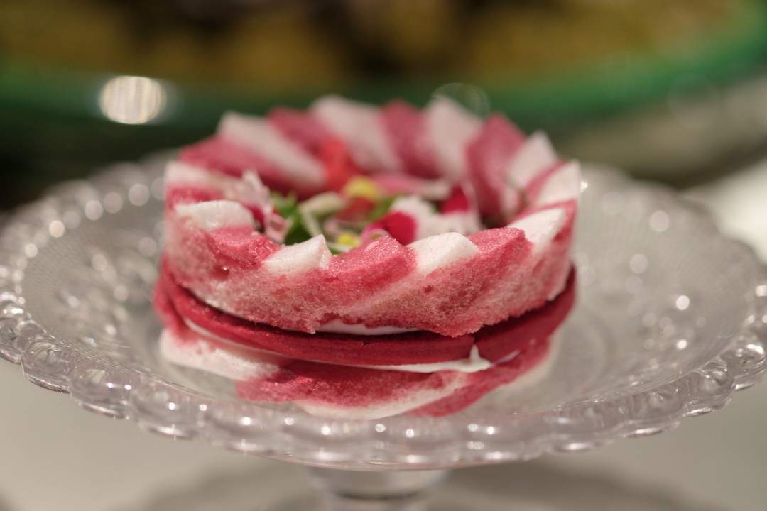 Marengsterte med rødbeter, rødbetsorbet og yoghurt.