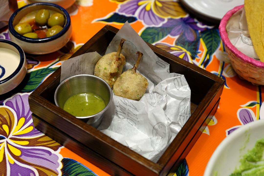 Quia lollypop tempura style. Fantastisk vaktelsnack med en spicy jalapeñosaus.
