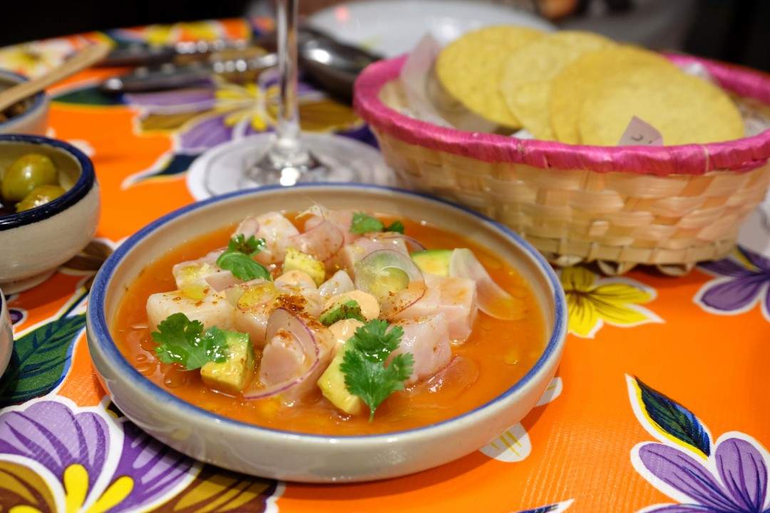 Ceviche som smelter på tungen. Seabass med clamatosaus, chipotlemajones, løk og avokado