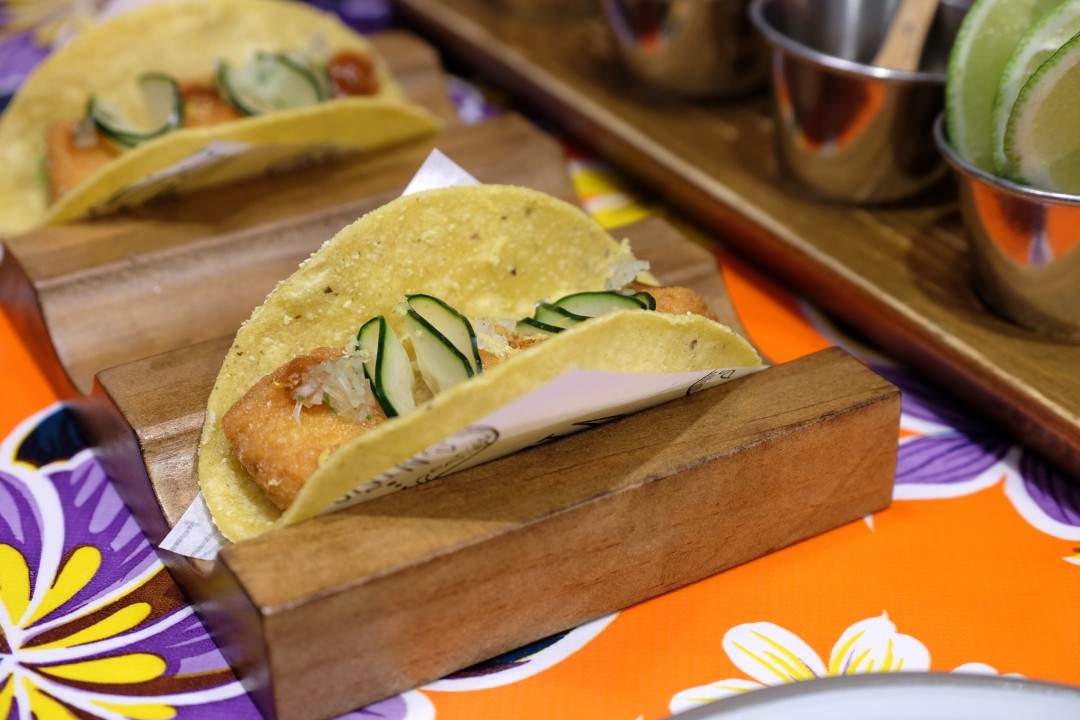 Fisketaco! Å jøjje meg! Deilig fisk, agurk. lime og avokado. Så enkelt og så godt.