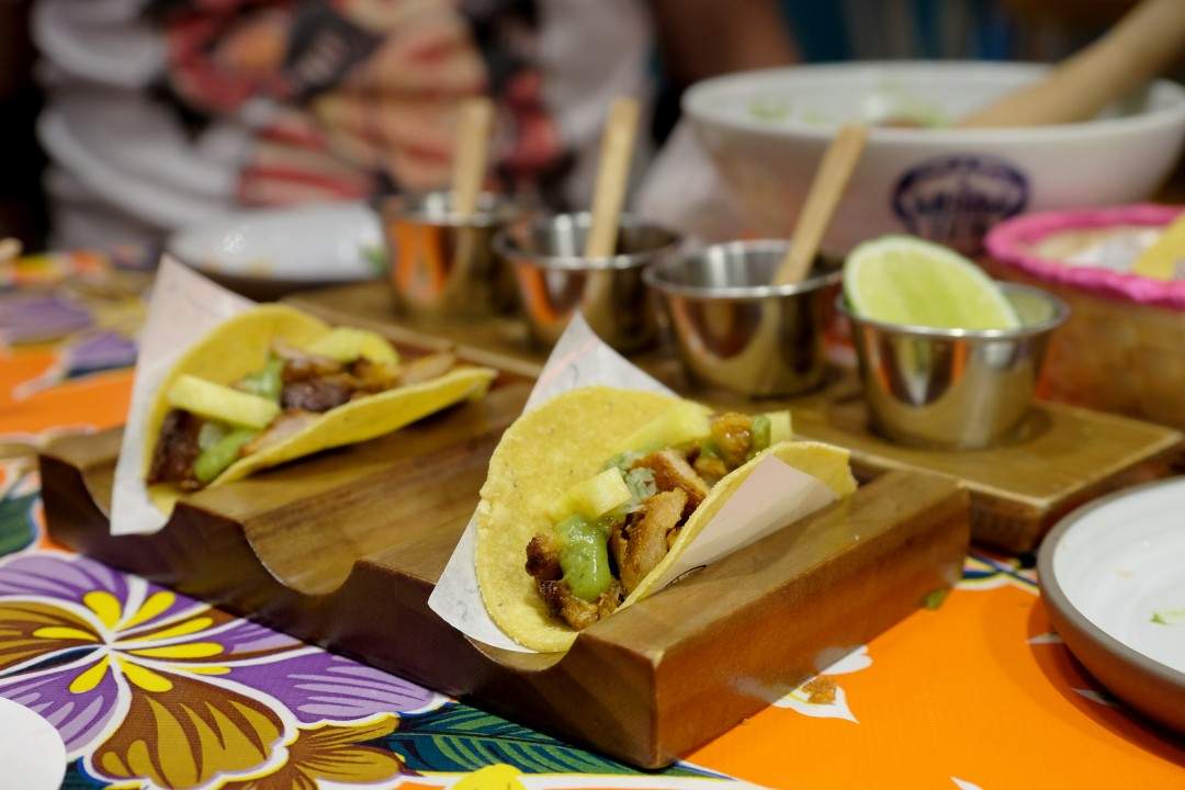 Pork taco laget i ekte kebabovn med ananas og salsa verde. Selvsagt med deres hjemmelagde tacolefser.