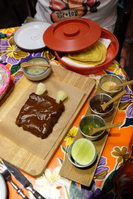 Svinneribbe som faller fra hverandre servert med yuca (slik at det skal se ut som beinpiper), chilianchosaus og guajillo. Oppskriften er fra bestemoren til Paco Mendez.
