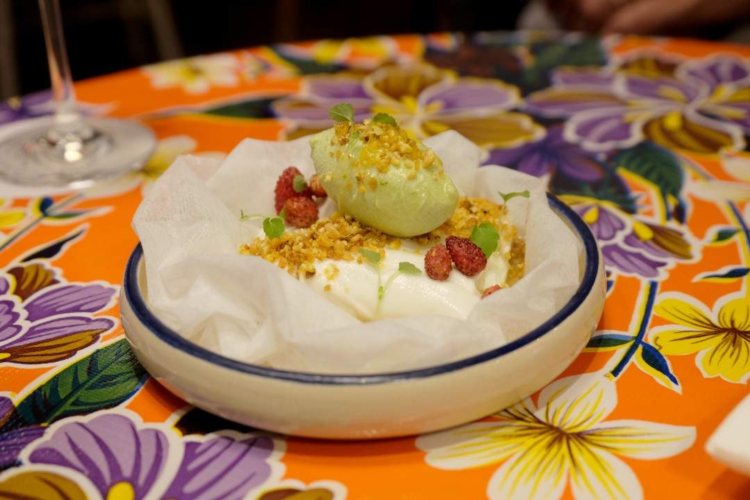 Frisk ost, avokadoiskrem, markjordbær, agavesirup og sprø mais. En skikkelig spennende dessert.