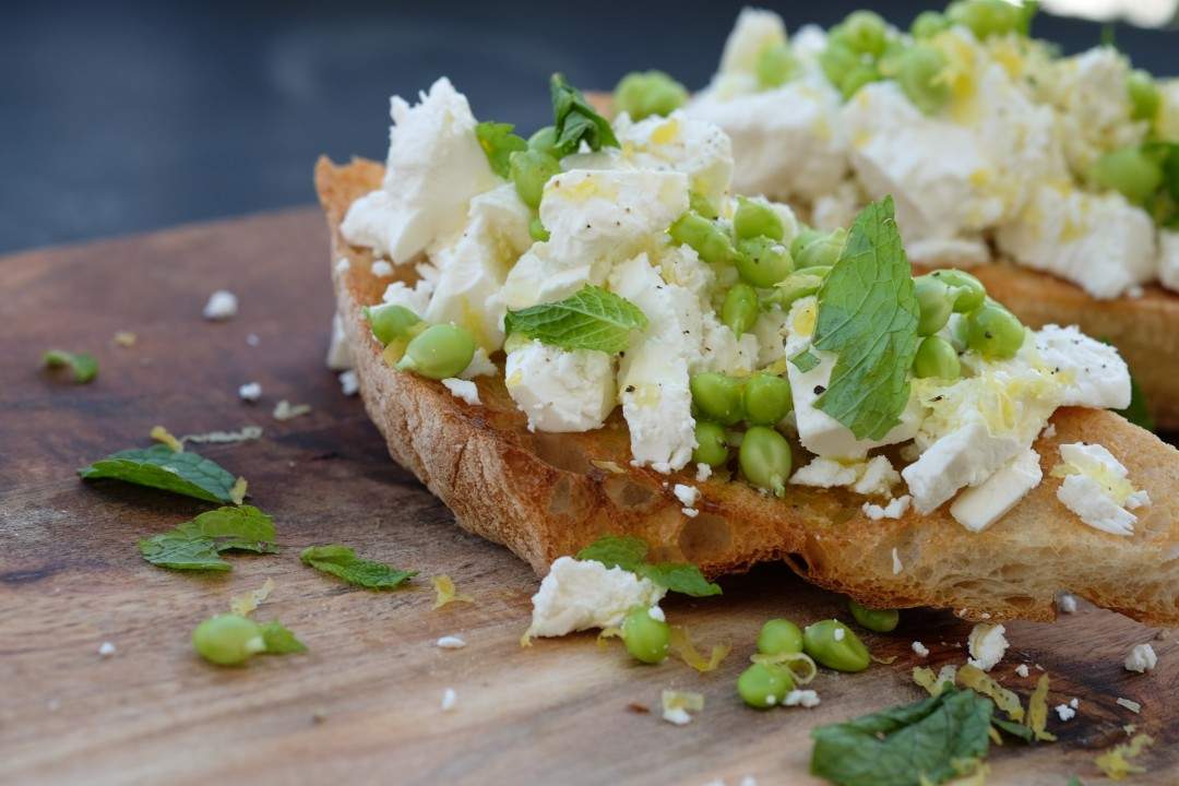 Feta, erter, mynte, sitron og god olivenolje. Alt som skal til.