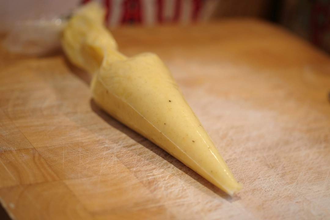 Fyllet består av poteter, parmesan og krydder.