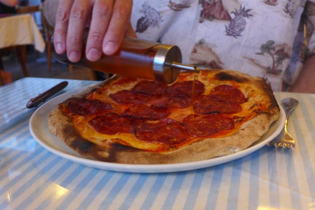 Diavola eller fire oster? Alltid de beste pizzaene i Cadaques.