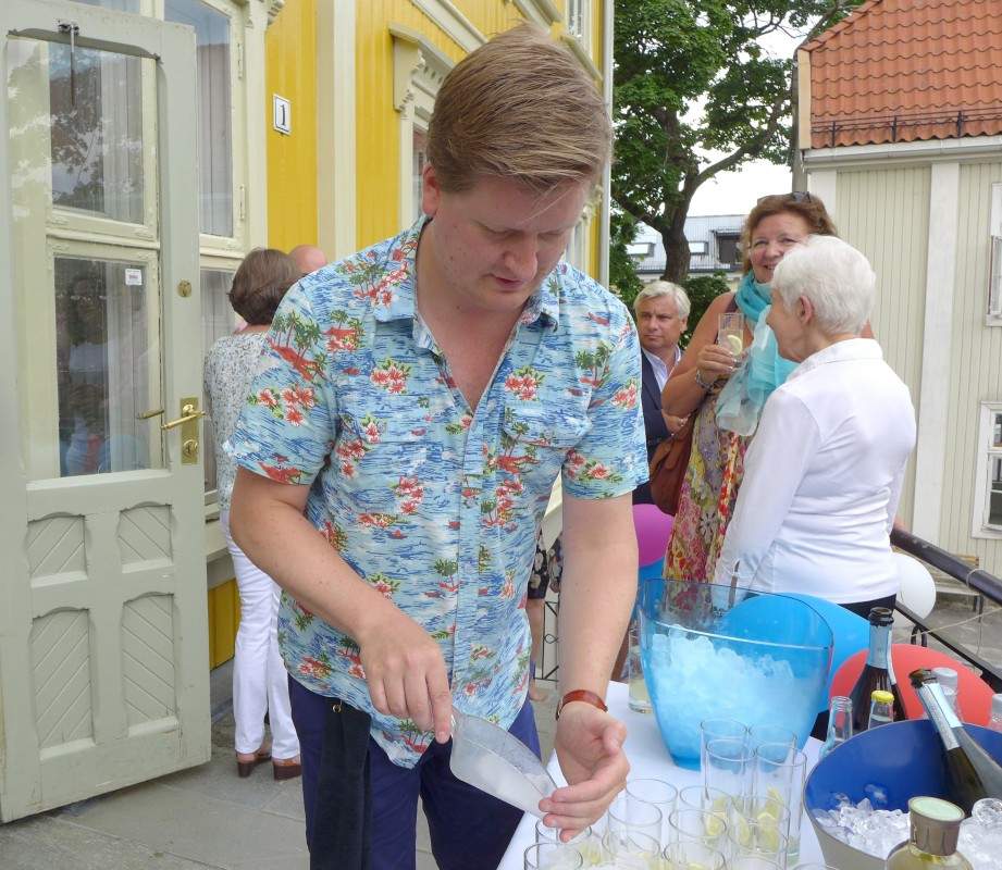 Jesper forbereder velkomstdrink.