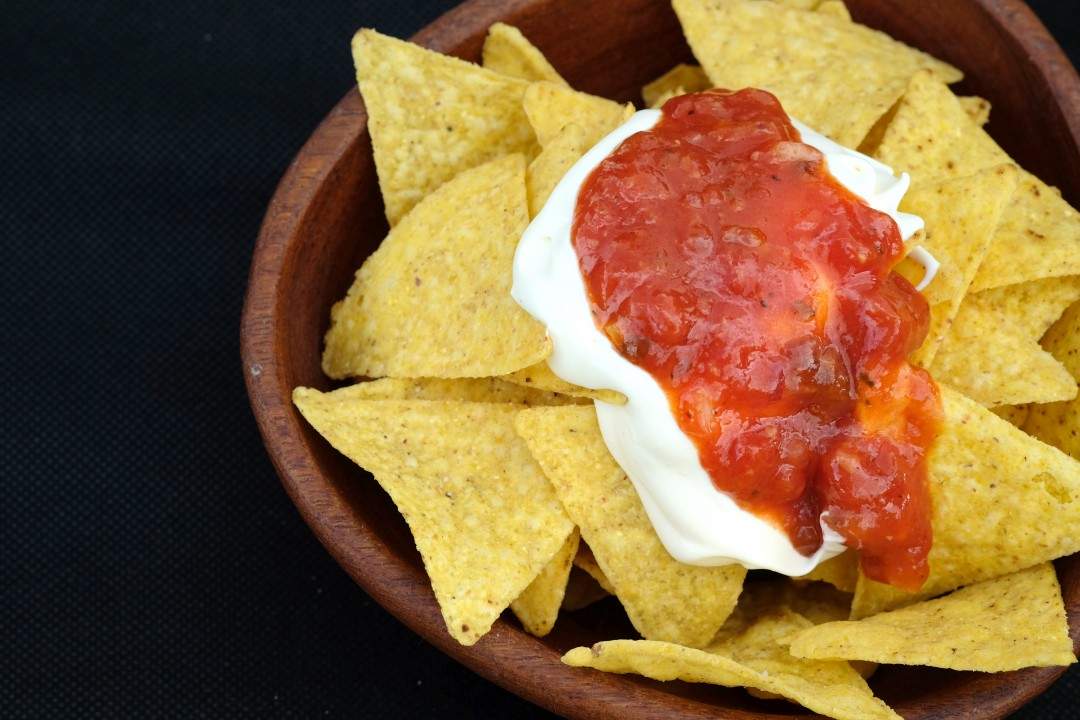 Sprø nachos med rømme og spicy salsa. (Foto: Helle Øder Valebrokk)