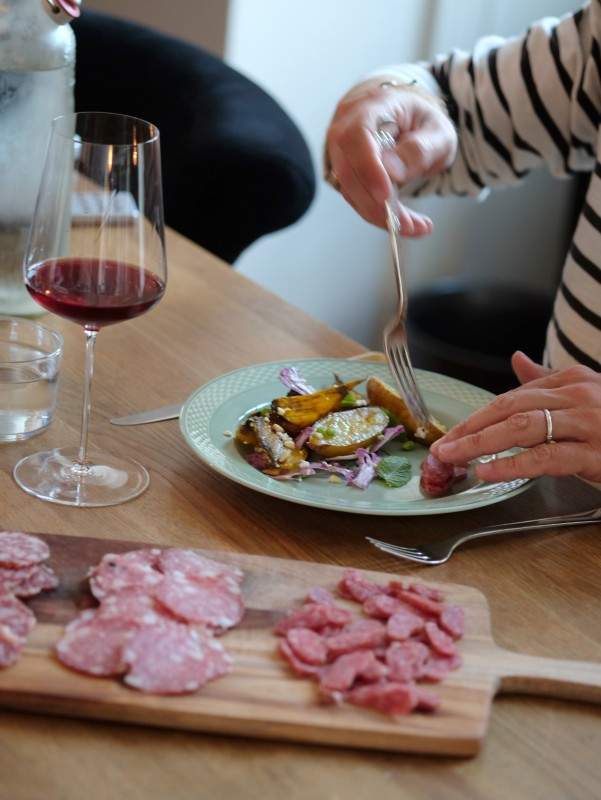 Pølser fra Italia og lun sommersalat.