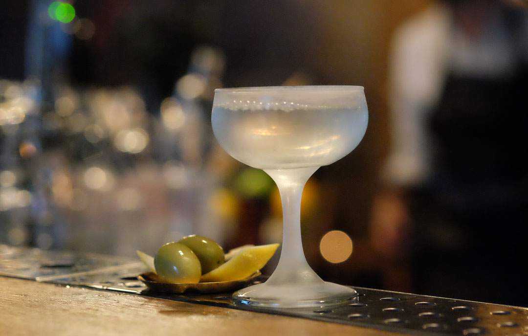 Heldig er den som får denen Dry Martinien.