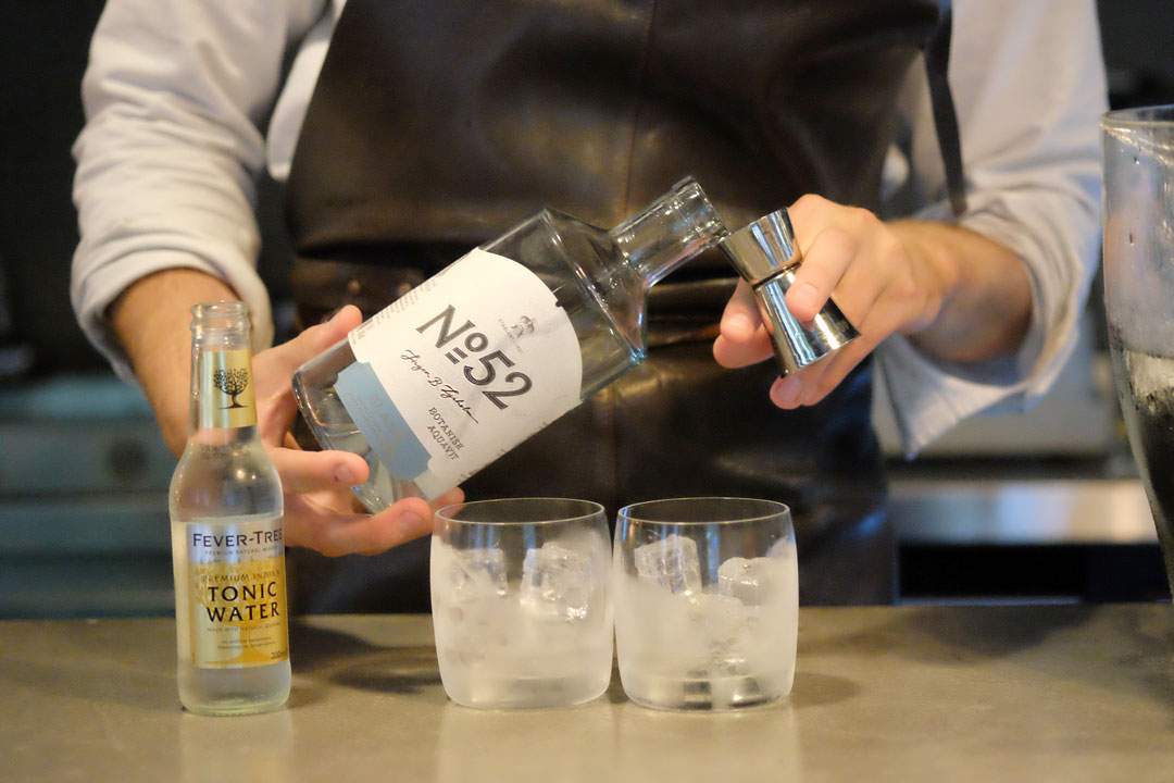 Vi smaker også på en spennende drink laget av Lysholm 52 akevitt servert med tonic, sitron, is og kvernet pepper. Spennende alternativ til en klassisk GT.