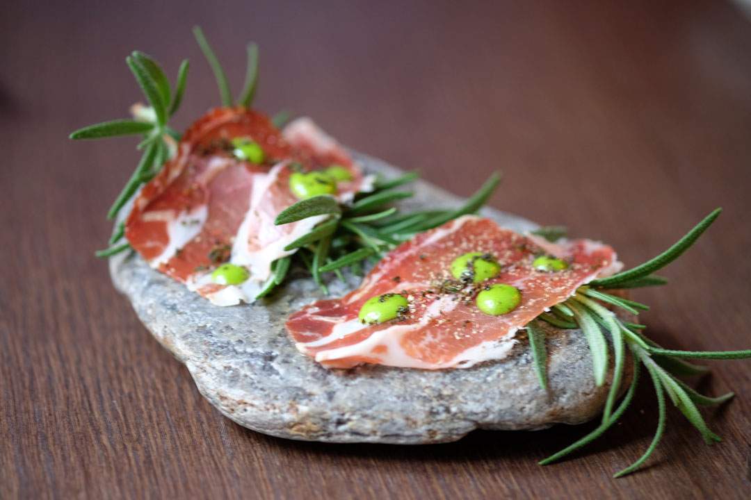 Kari har nettopp kommet hjem fra Spania og da måtte hun selvsagt ta med litt deilig serranoskinke (lagret 36 måneder) med eineær og salvie-crust og persillemajones.