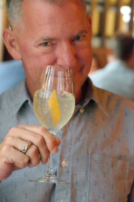 Til neste rett serveres en cocktail. Den fremstår litt søt ved første slurk, men sammen med maten er den en perfekt match. Cocktailen er laget av yuzusake, gin infusert med koriander, soda og hylleblomst.