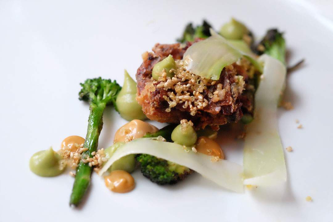 Retten som servers med cocktail er fritert soft shell crab med broccolini, avokado, sprø quinoa og en majones laget på skalldyr og espelette-pepper. Jeg er en sucker for krabbe, så denne retten faller skikkelig i smak hos meg.