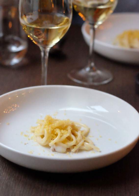Spagettini med røkt kolje og revet, hjemmelaget bottarga (septet rogn) laget på piggvarrogn. Denne retten er på á la carte-menyen. Kari forteller at den ikke er så populær fordi folk nok tenker at røkt kolje er litt kjedelig. Det er det ikke og både Erik og jeg konkluderer med at denne retten er den aller beste denne kvelden. Jeg kan ikke vente til å sette tenna i en svær bolle med denne retten neste gangen jeg besøker BA53. Bestill den. Nyt den og skryt av den!