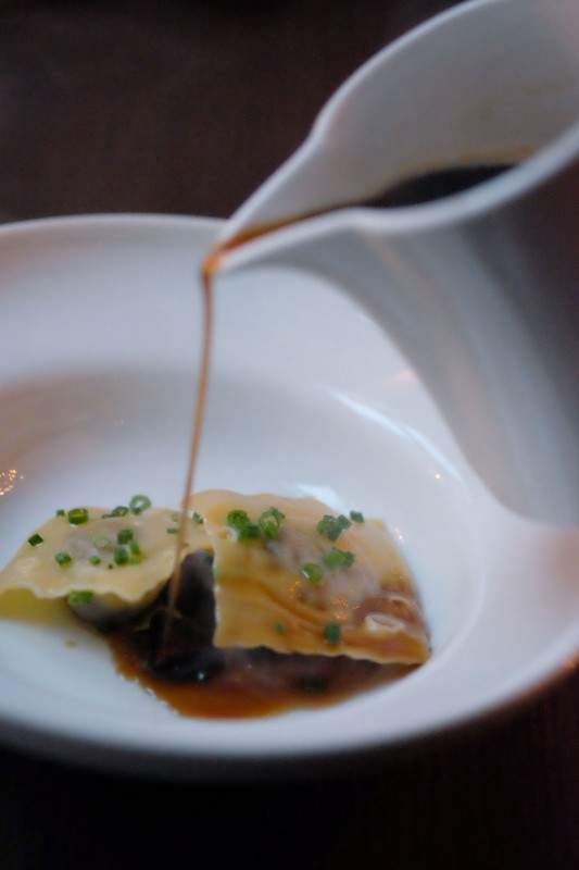 Oksehaleravioli med hjemmerøkt bacon og shitakesoppp servert i bacondashi. Fenomenal og særs kraftig på smak. Jeg har selv laget bacondashi og synes disse japanske "suppene" er fantastiske. De er enkle å lage og smaker veldig, veldig mye.