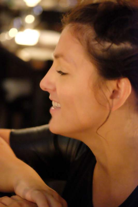 Restaurantsjef og sommelier Maiken guider oss gjennom rettene og vinene.