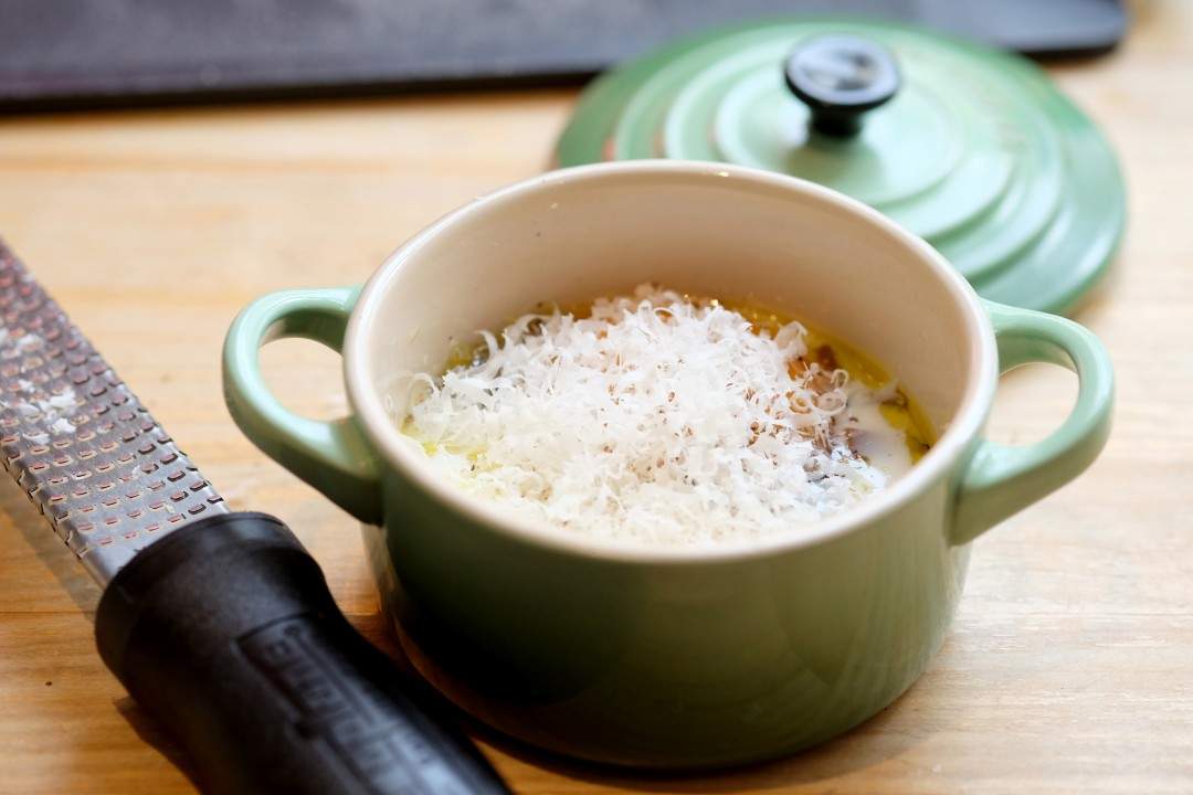 Riv parmesan over. Nå er den klar for ovnen.
