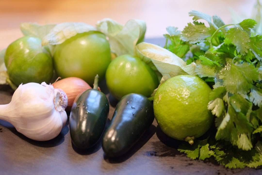 Løk, hvitløk, jalapeño, tomatillo og koriander.