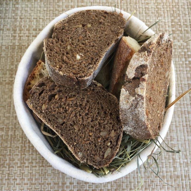 Brød på en seng av høy, faktisk.