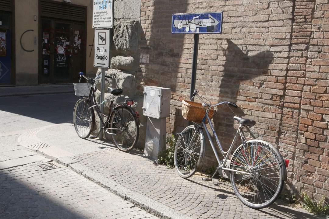 Reggio Emilia er en sykkelby. Det er sykler alle steder og egen sykkelstier.