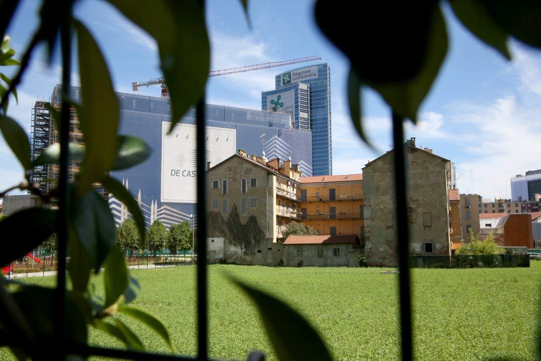 Bak dette huset ligger Ratanà.