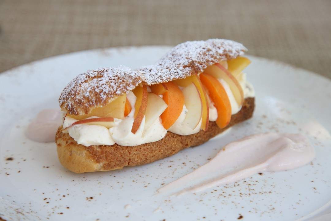 Profiterole med jordbærkrem og friske frukter.