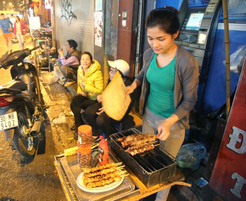 Her grilles svinespyd over kull på gaten i Hanoi. (Foto: Helle Øder Valebrokk)