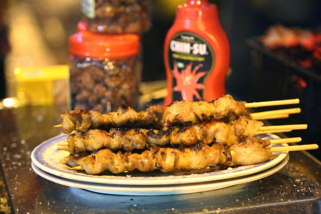 Herlige nygrillede spyd i Hanoi, Vietnam. (Foto: Helle Øder Valebrokk)