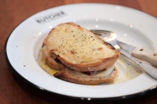 Dette er en croque monsieur. Passe kjedelig i forhold, eller hur?