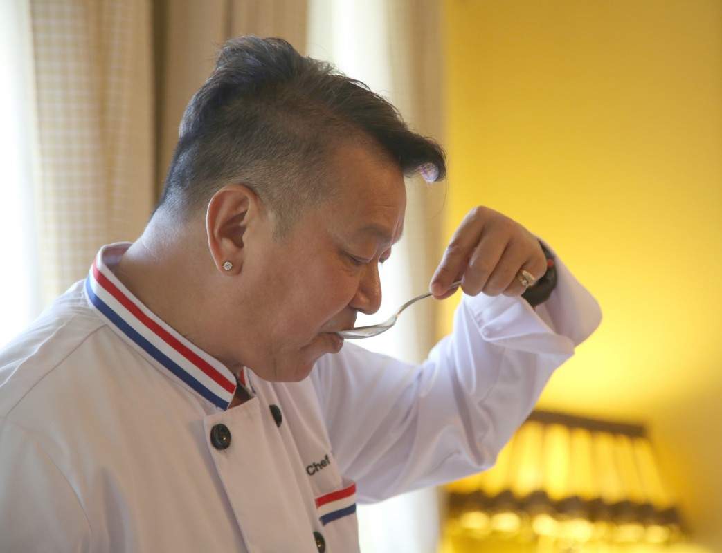 Chef McDang smaker på alt – hele tiden. – Kun da får du den perfekte balansen mellom syre, sødme og salt, sier han.