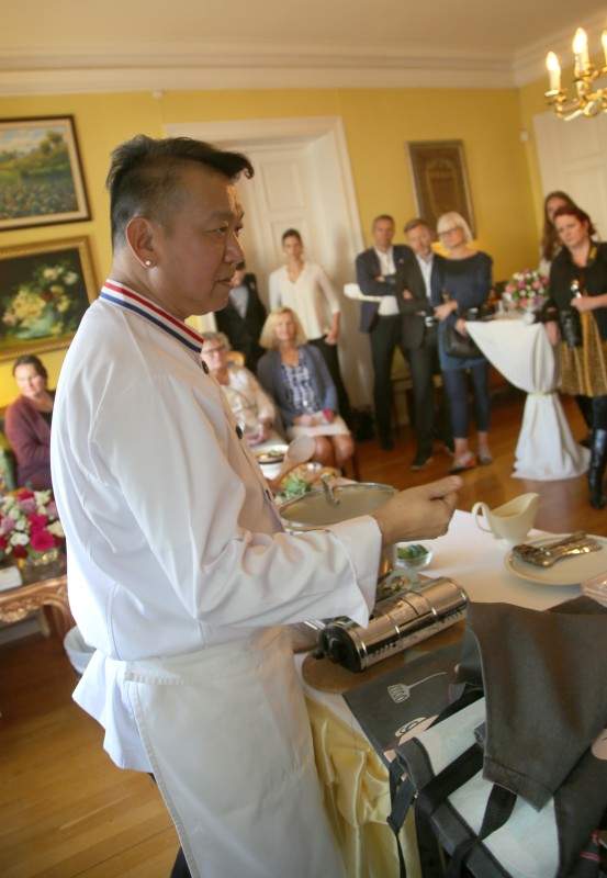 Chef McDang foran gjestene på den thailandske ambassaden i Oslo: – Når det er regntid smaker sukker mindre søtt enn under tørketiden. Derfor må man ta en oppskrift med en klype salt ifølge Chef McDang. Smake, smake, smake er oppskriften på å finne den beste balansen mellom syre, sødme og salthet.