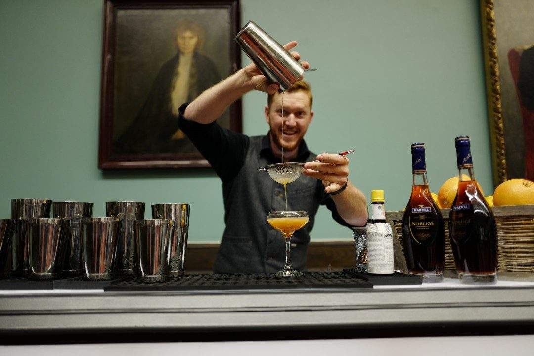 Jon Holte shaker opp noen superbe cocktails laget på Martell.