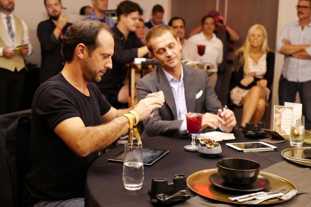 Dommerne fotograferer cocktailsene. Alltid et godt tegn.