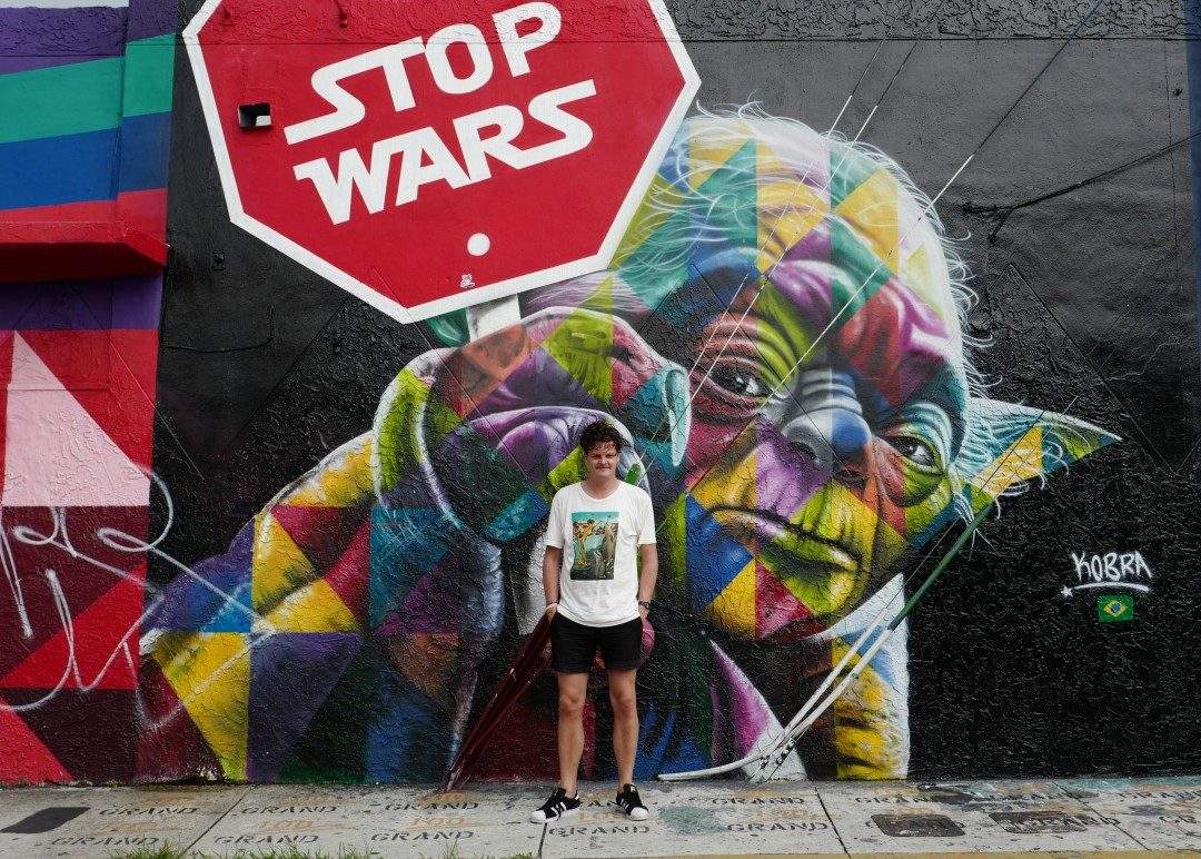 Johan foran en av Wynwoods mange graffitivegger. Det er det bydelen er kjent for.