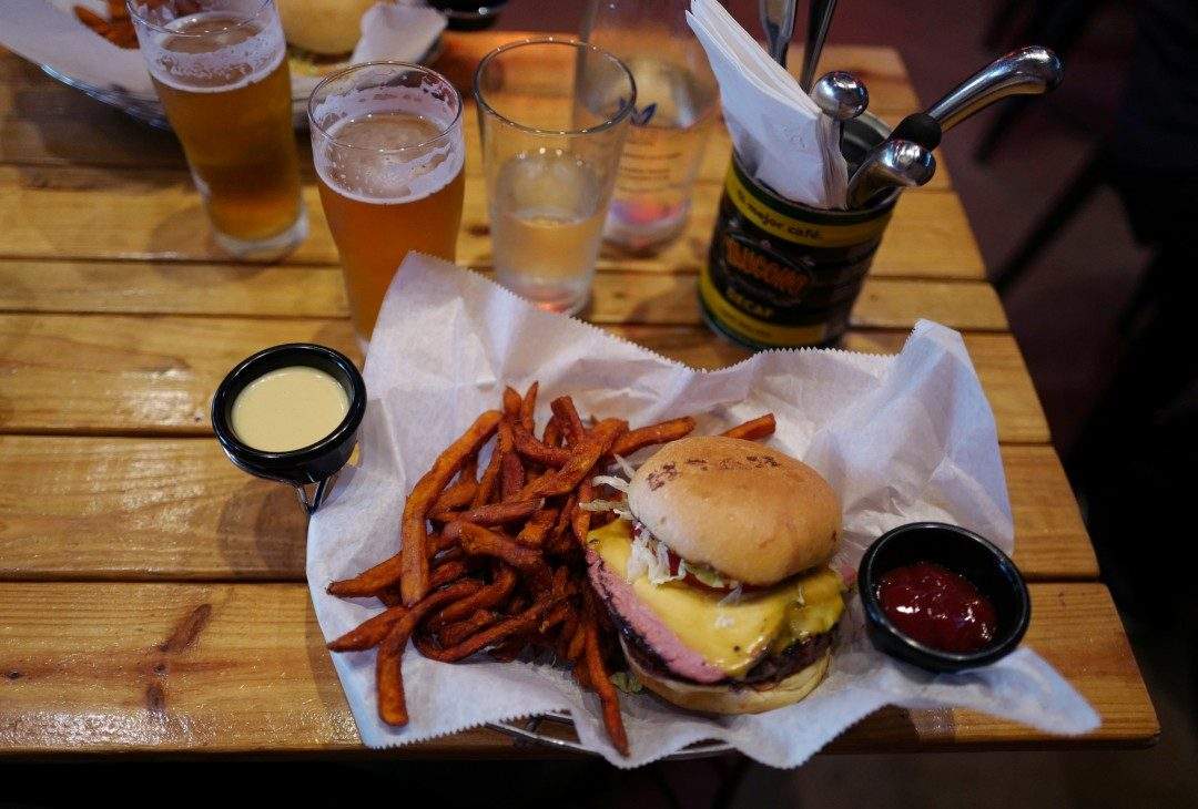 Denne er faktisk kåret til Miamis beste burger. Fantastisk god burger med en tykk skive pastrami på toppen. Søtpotetfries ved siden av. Yum!
