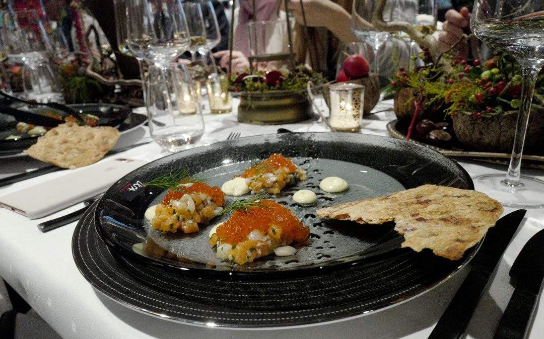 Deilig tartar av laks, kamskjell og østers. Ikke vanskelig å lage selv, og for en smak. Østersen gir det nydelige mineralske tilskuddet som balanserer det søte kamskjellet så godt.