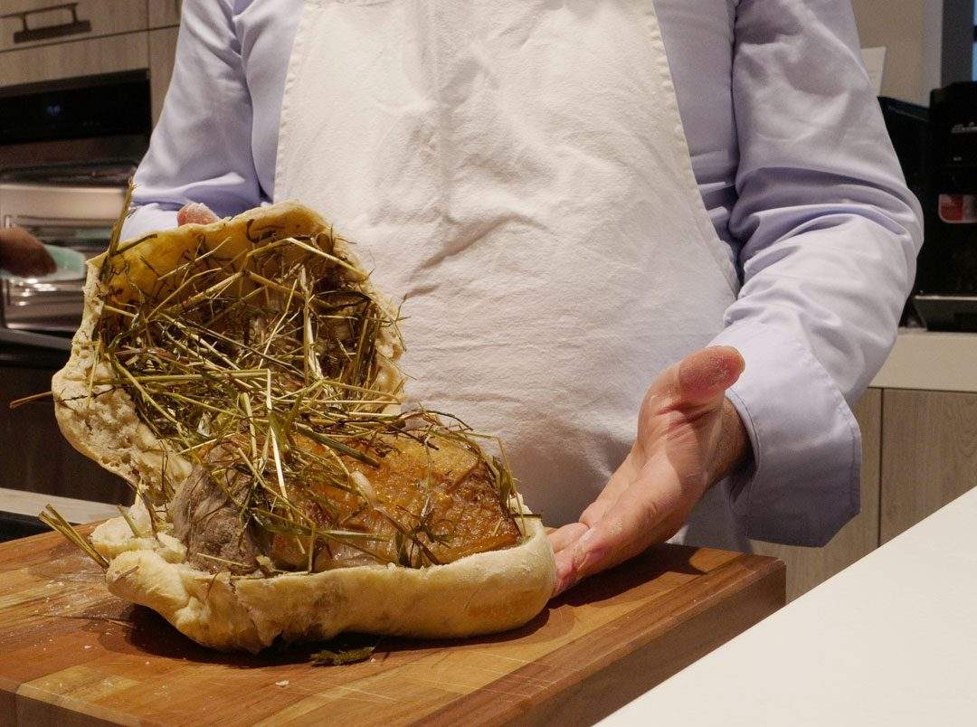 Høybakt lam tas ut av "soveposen sin".