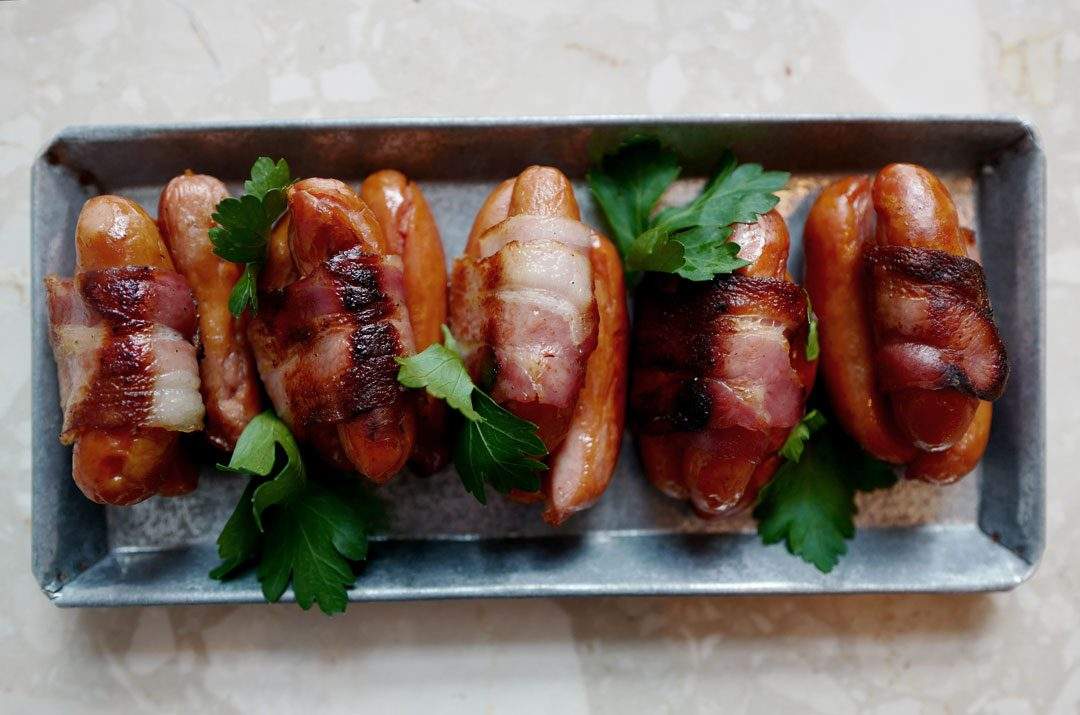 Prinskorv med bacon.