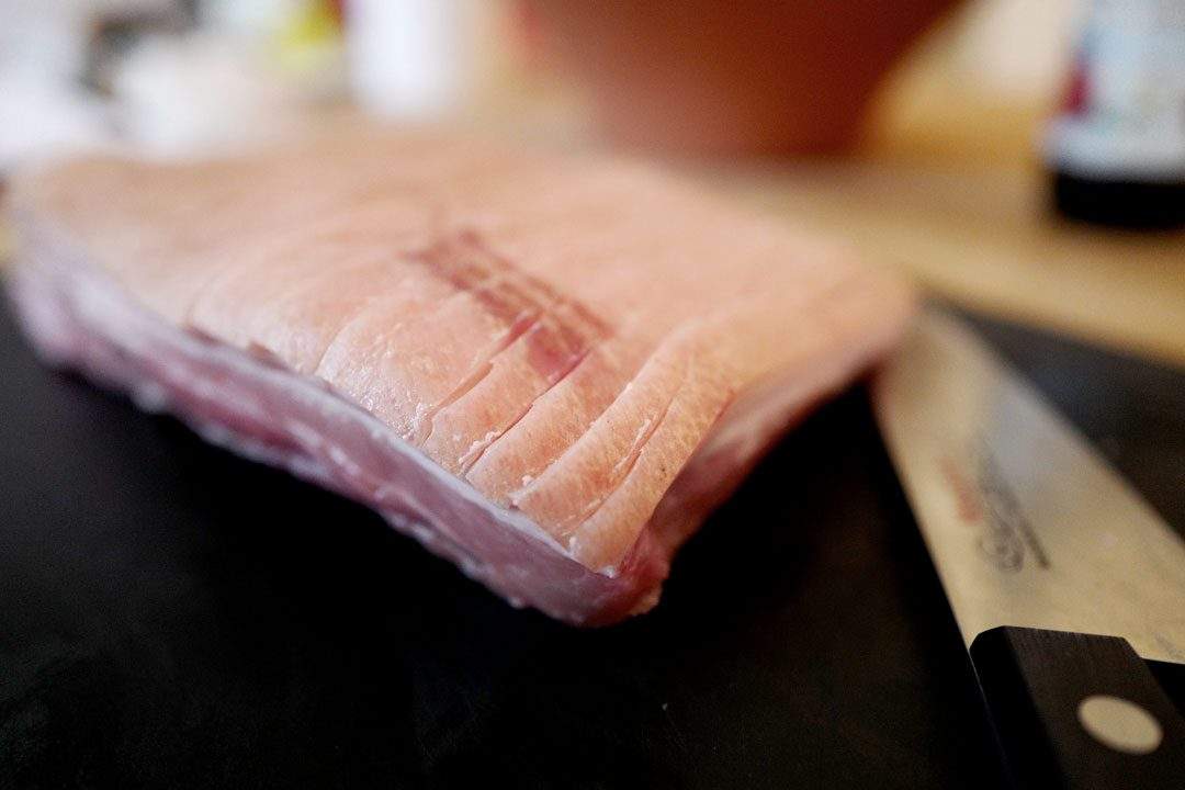 Stepping av svoren gjør du med en skarp kniv eller en tapetkniv.