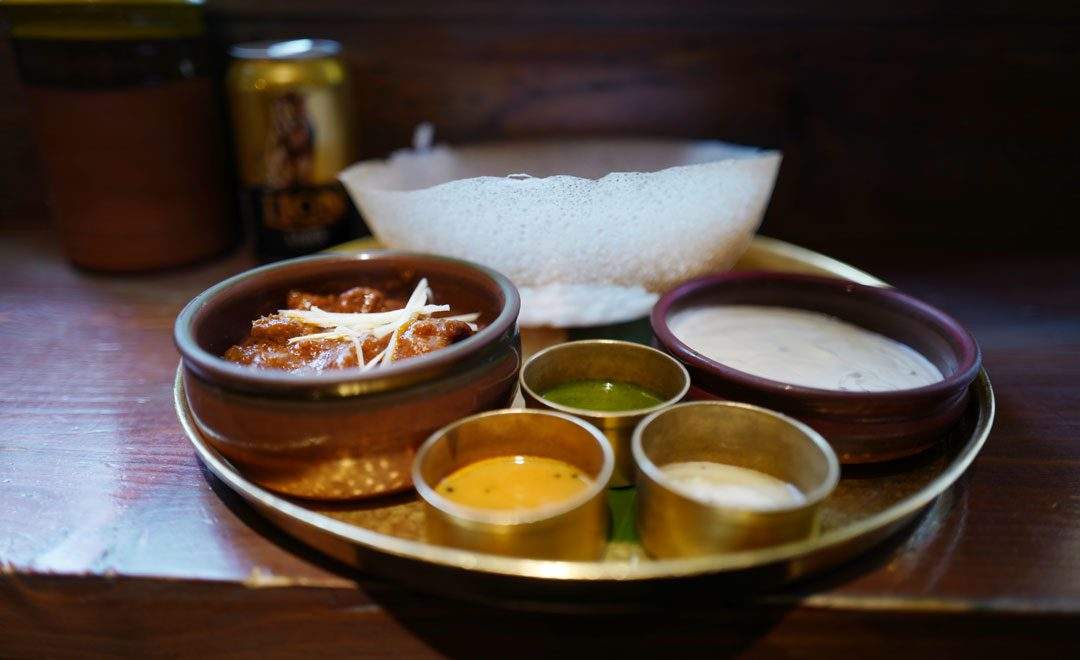Hopper med lammecurry og div chutneys
